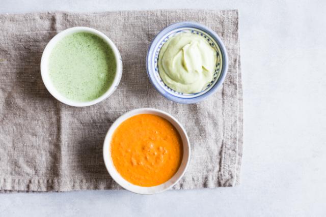 Tre yoghurtdips: Urter, avokado og peberfrugt
